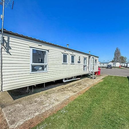 10 Berth Caravan For Hire At Seawick Holiday Park In Essex Ref 27102Sw Clacton-on-Sea Kültér fotó
