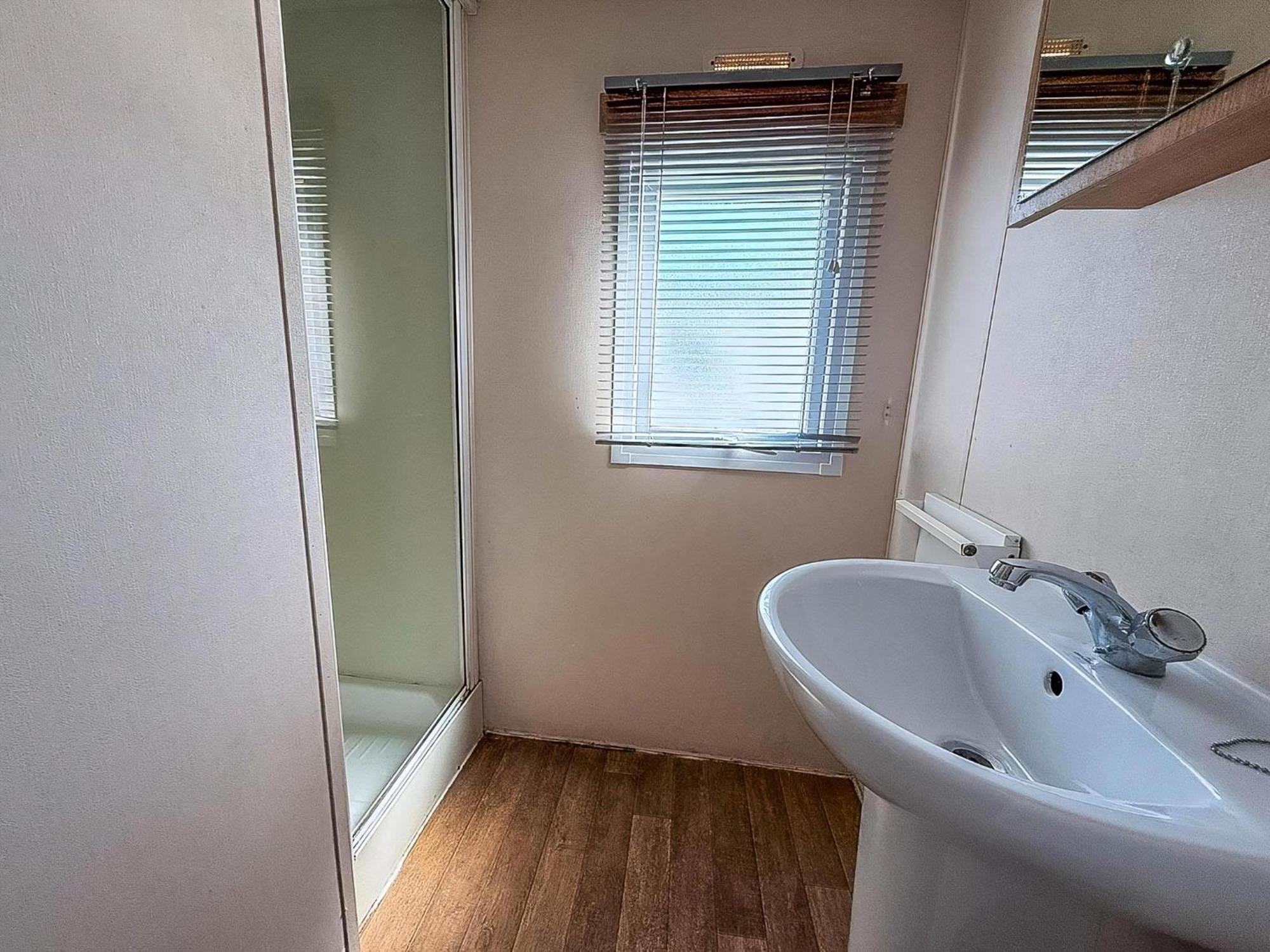 10 Berth Caravan For Hire At Seawick Holiday Park In Essex Ref 27102Sw Clacton-on-Sea Kültér fotó