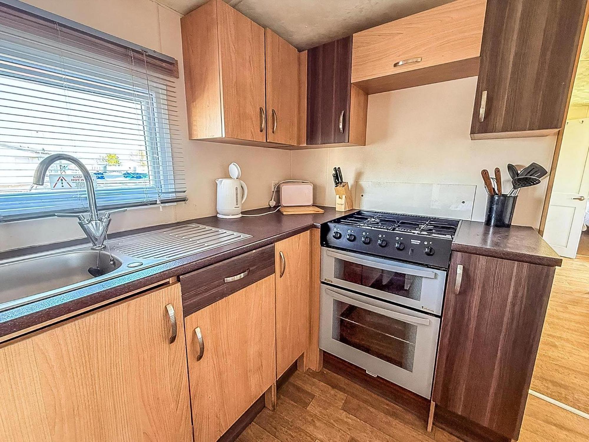 10 Berth Caravan For Hire At Seawick Holiday Park In Essex Ref 27102Sw Clacton-on-Sea Kültér fotó
