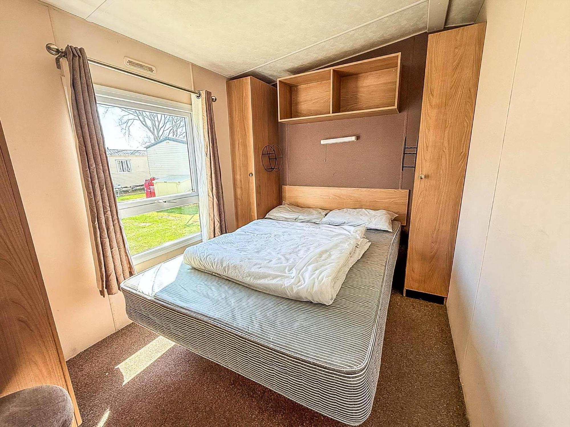 10 Berth Caravan For Hire At Seawick Holiday Park In Essex Ref 27102Sw Clacton-on-Sea Kültér fotó